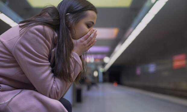 Много шутит, упорно работает и еще 8 признаков человека на грани нервного срыва