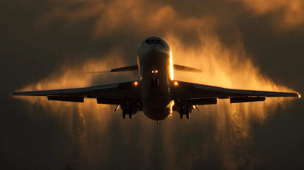 "Сокращения, договориться о деньгах не могут": В интернете объяснили, почему американский самолёт столкнулся с машиной