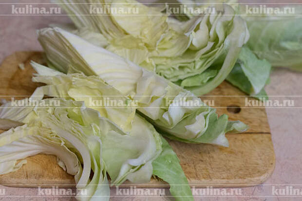 Капусту нарезать большими ломтиками.