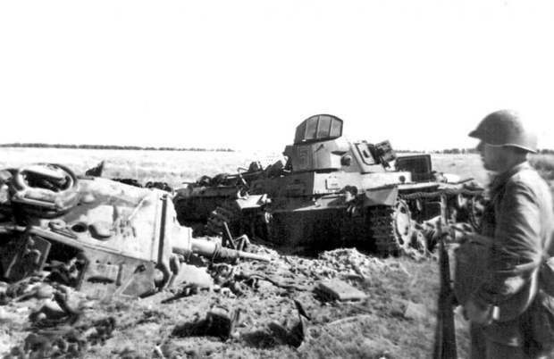 Красноармейцы осматривают немецкие танки Pz. Kfpw. III, подбитые под Могилевом. Машины были подбиты подразделениями 388-го стрелкового полка. 20.07.1941 г.. Фото: Павел Трошкин