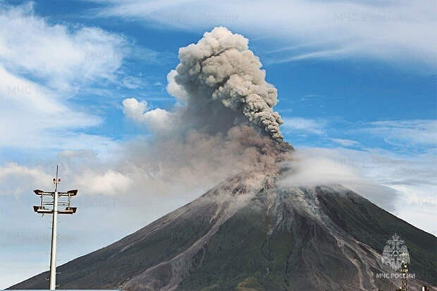 На Курилах вулкан Эбеко выбросил столб пепла на высоту 2,5 километра