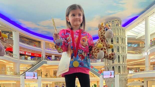 4-летняя дочь Волосожар и Транькова впервые приняла участие в соревнованиях по фигурному катанию и победила: видео