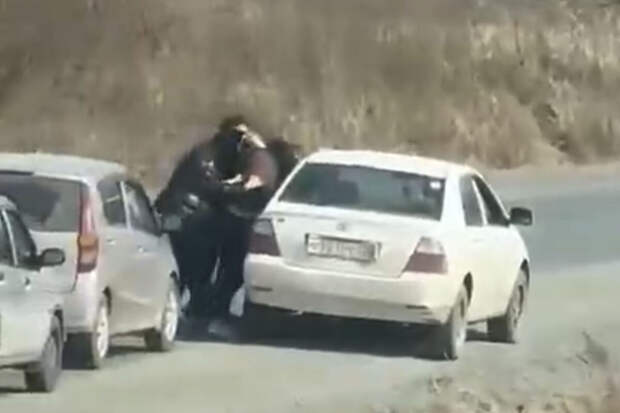 В Приморье на видео попало, как водители избили друг друга в пробке