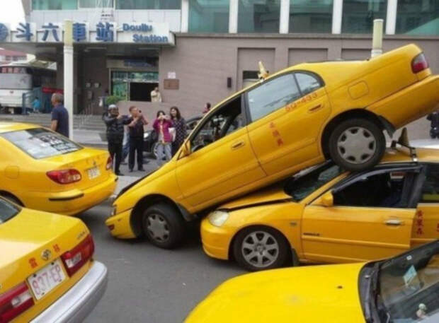 Потасовка желтых такси. | Фото: Пикабу.