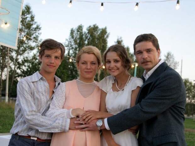 Кадр из сериала *Громовы*, 2006 | Фото: kino-teatr.ru