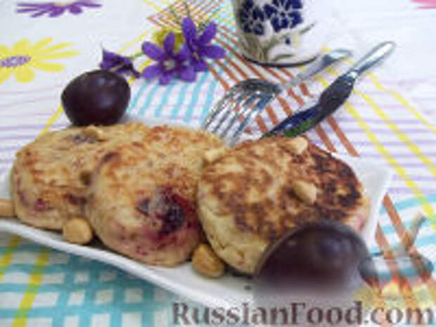 Фото к рецепту: Сырники с орехами и сливами