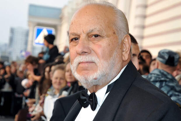 Певец Филипп Киркоров заплакал на сцене, увидев фото отца