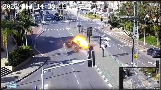 Прилет суббоеприпаса иранской ракеты Khorramshahr по Тель-Авиву сняли на видео