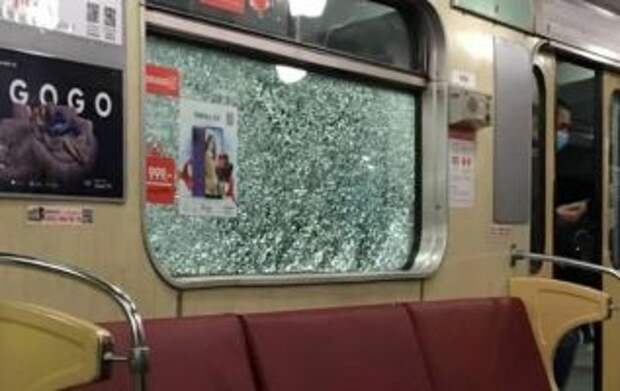 Хулиганы разбили окна в поездах метро Киева пока внутри находились пассажиры