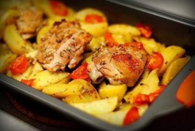 Фото к рецепту: Курица маринованная в кефире, запечёная с картофелем с травами и чесноком