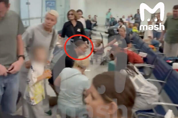 Mash: доктор Мясников оказал первую помощь пенсионерке в аэропорту Дубая