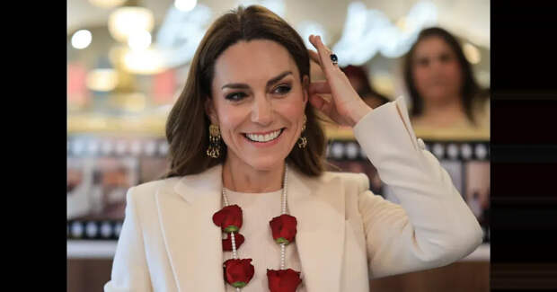 Кейт Миддлтон в ожерелье из роз встретилась с индийской общиной и отпраздновала фестиваль красок Холи