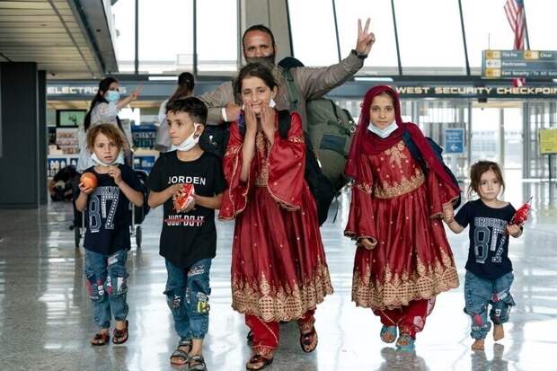 5. Семья, эвакуированная из Афганистана, прибывает в международный аэропорт Даллес в Шантильи, штат Вирджиния