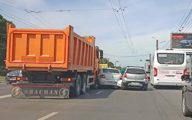 На Московском шоссе столкнулись несколько машин