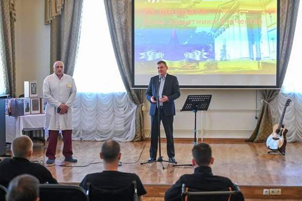 Поляков поздравил участников СВО в больнице с приближающимся праздником