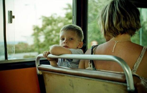 Картинки по запросу ребенок на руках в автобусе