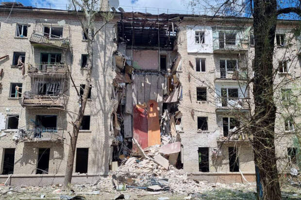 МЧС: более 110 человек работают на месте разрушенного ВСУ дома в Луганске