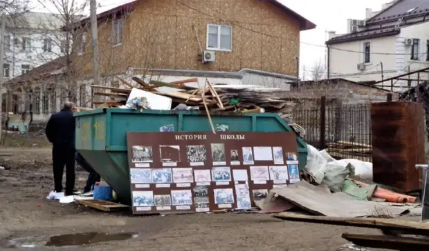 В Оренбурге вынесли на мусорку стенд с фото педагогов музыкальной школы