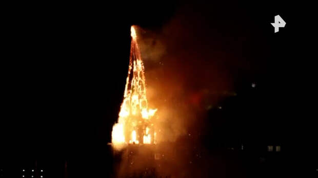 Башня 154-летней церкви сгорела и рухнула в центре Амстердама