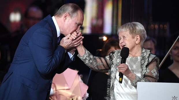 Картинки по запросу Стоя: На юбилейном вечере Пахмутовой строки песни заставили встать весь зал во главе с Путиным