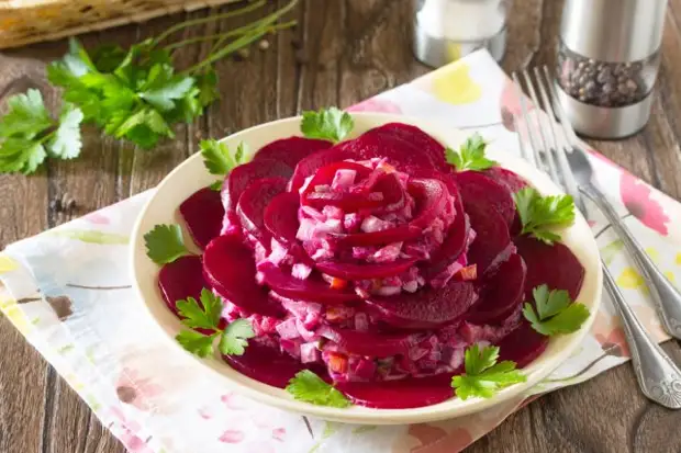 Фото: shutterstock.com / Elena Hramova Салат из вареной свеклы Розочка пошаговый рецепт фото