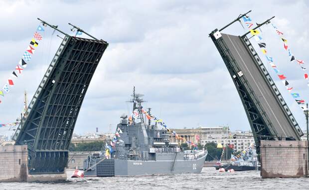 «Болото» против Главного военно-морского парада