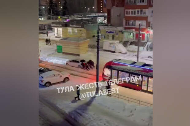 На двух улицах Тулы встали трамваи из-за машин, застрявших на путях