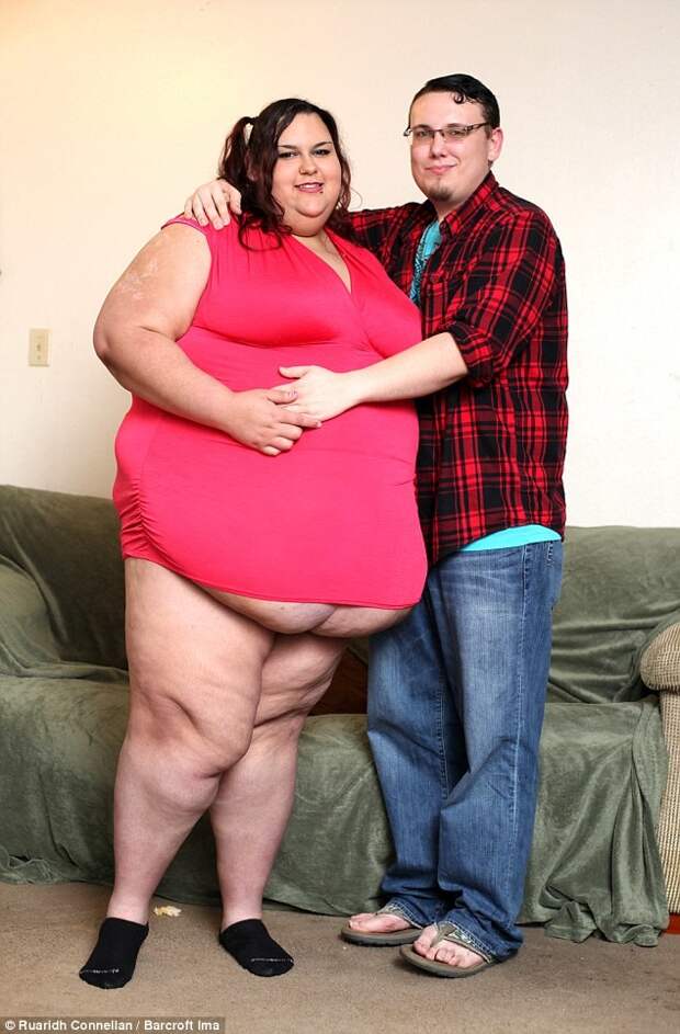 Модель, страдающая морбидным ожирением, мечтает весить 450 кг, и ее парень кормит ее через воронку ожирение, политика, ужас, фидер