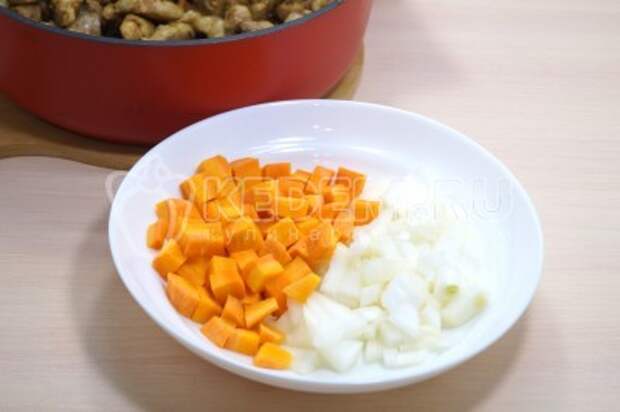 Добавить нарезанные морковь и лук.