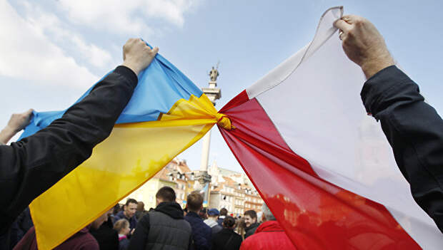 Флаги Польши и Украины в Варшаве. Архивное фото