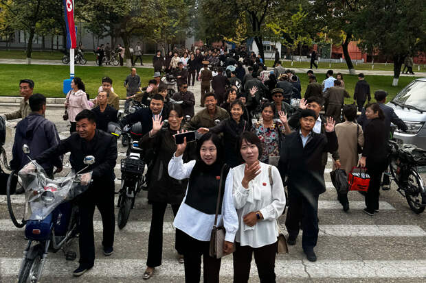 Здесь и далее люди на улицах Пхеньяна