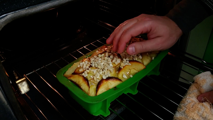 Яблочный пирог с карамелью и орешками Видео рецепт, Вкусняшки, Приготовление, Кулинария, Десерт, Рецепт, Выпечка, Видео, YouTube, Длиннопост, Яблочный пирог