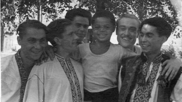 Толя Бовыкин среди друзей. 19 августа 1952 года