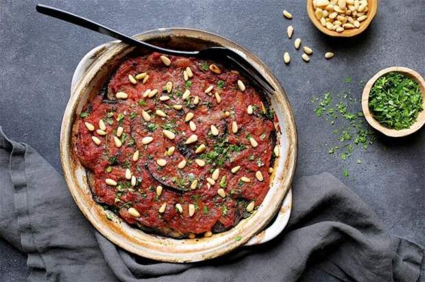 С баклажанами в томатном соусе. \ Фото: fromachefskitchen.com. С баклажанами в томатном соусе. \ Фото: fromachefskitchen.com.