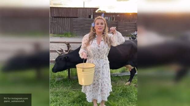 Семенович в сексуальном комбинезоне подоила корову в деревне