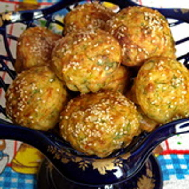 Закусочные кексы из огурцов с сыром, зеленью и кунжутом + оладьи из огурцов