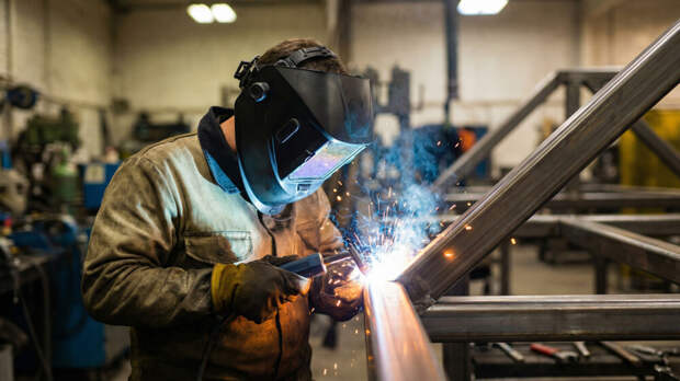 Bloomberg: РФ массово нанимает мигрантов из Азии из-за дефицита рабочих рук