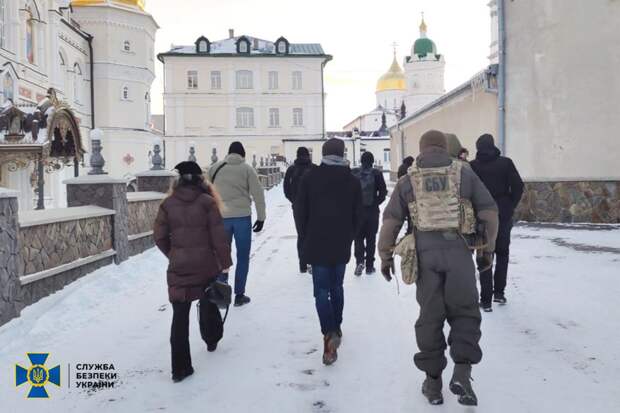 На территории Почаевской Успенской лавры (УПЦ МП) проходит обыск. Об этом, передает корреспондент «ПолитНавигатора»,...