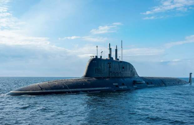 Лодки проекта 885 «Ясень» (885М «Ясень-М»), лидеры по числу упоминаний в западной военной прессе, наряду с комплексом "Кинжал", дроном "Посейдон" и истребителем Су-57. Но теперь у них, похоже, появится новый конкурент. Фото МО РФ