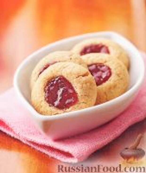 Фото к рецепту: Пряное печенье с фундуком и джемом