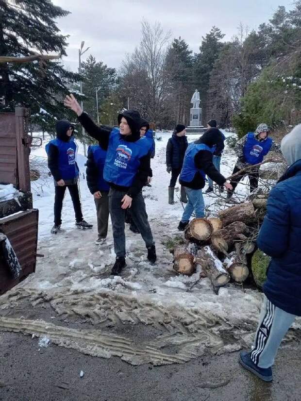 Гончарка: Молодые активисты «Единой России» почтили память героев