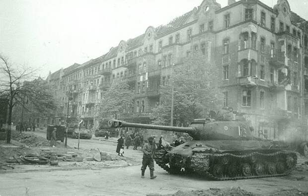 Советские тяжелые танки ИС-2 на Проскауэр штрассе (Proskauer str.) в Берлине. Германия, май 1945. Автор: Георгий Самсонов Бронетехника СССР, Великая Отечественная война, история
