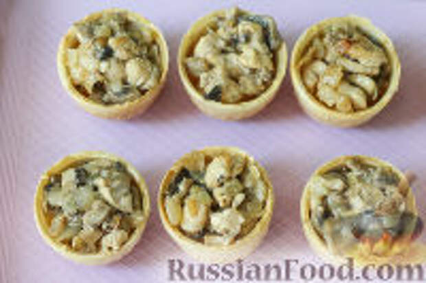 Фото приготовления рецепта: Тарталетки с курицей, грибами и сыром - шаг №6