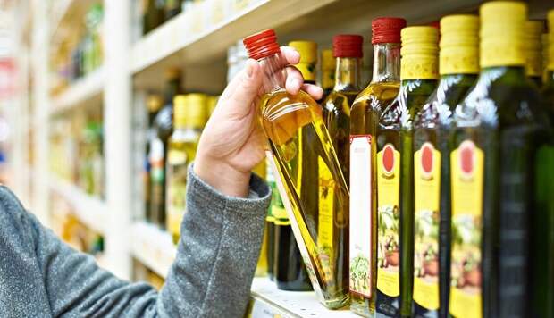 Чаще всего оливковое масло берут для приготовления еды. /Фото: cdn6.bestreviews.com