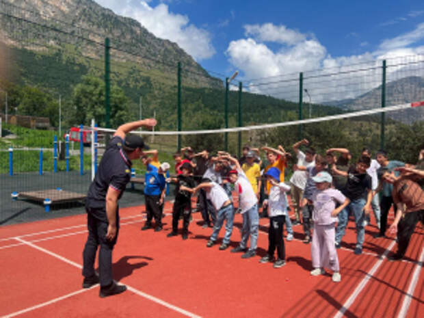 Зарядку со стражами порядка провели полицейские для воспитанников детского оздоровительного лагеря в Ингушетии