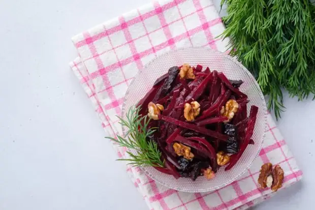 Фото: shutterstock.com / MariaZubareva Маринованная свекла с черносливом и грецкими орехами пошаговый рецепт фото