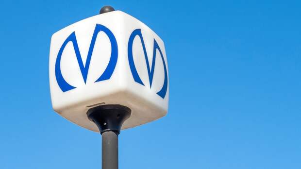 Эскалатор зажевал руку трехлетней девочки в метро Петербурга