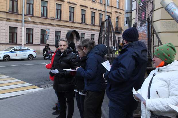 Петербуржцы встали в живую цепь у стрит-арта с изображением Хармса. Они также прочитали стихи поэтов Серебряного века