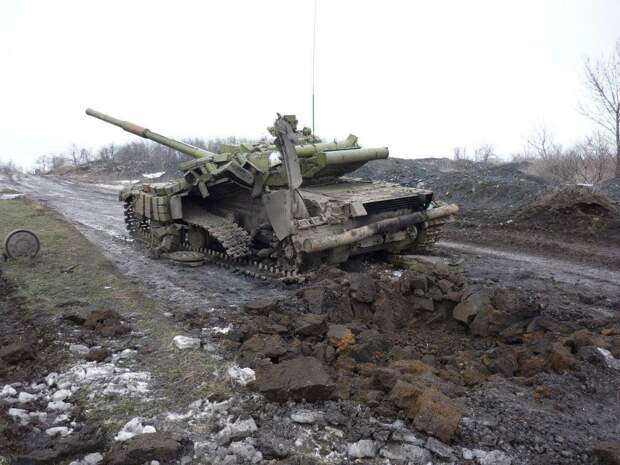 Под Донецком уничтожены украинский танк и армейский грузовик
