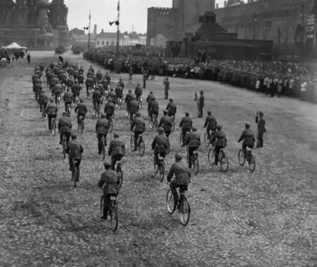 Парад на Красной площади. Велосипедисты, 1924 г. СССР, история, фото